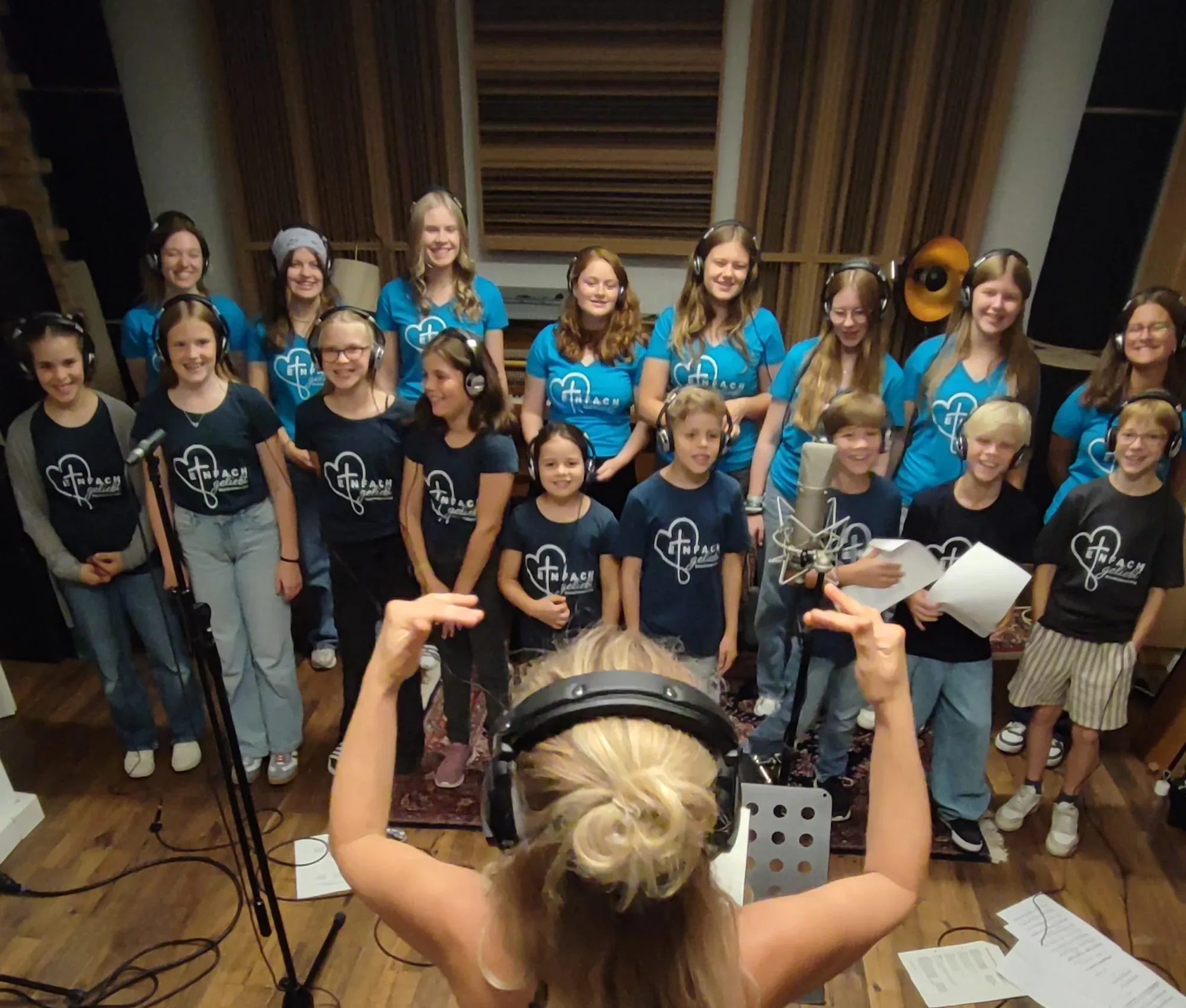Kinder singen gemeinsam